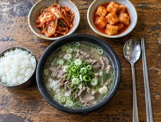 시장 사람들이 먼저 아는, 새벽 다섯 시 국밥
